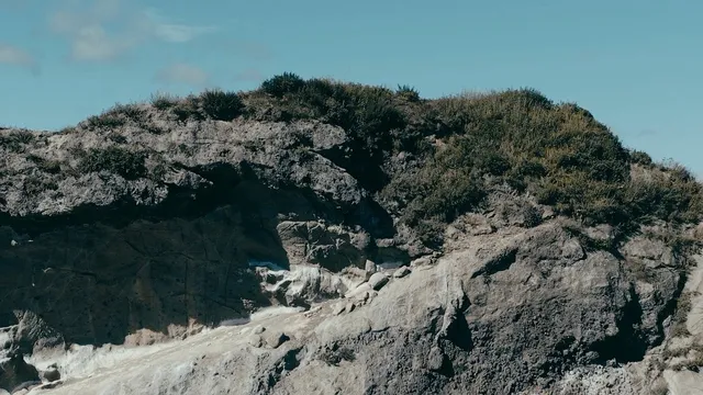 海沿いの崖と草地の自然景観